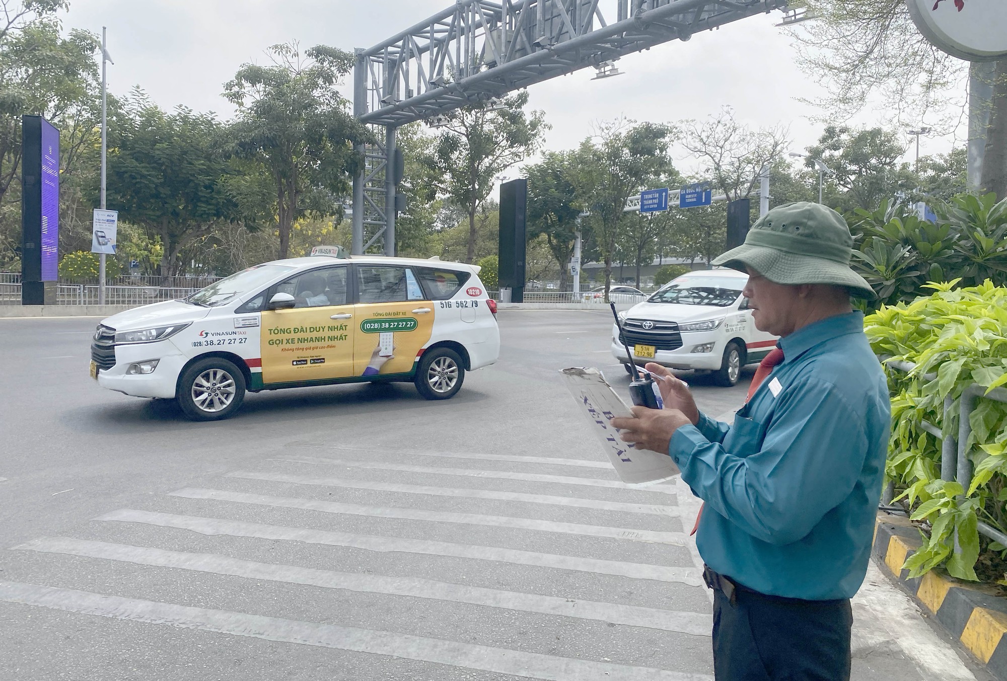 Tài xế "lóng ngóng" khi tạm ngưng thu phí taxi vào sân bay Tân Sơn Nhất đón khách - Ảnh 2.
