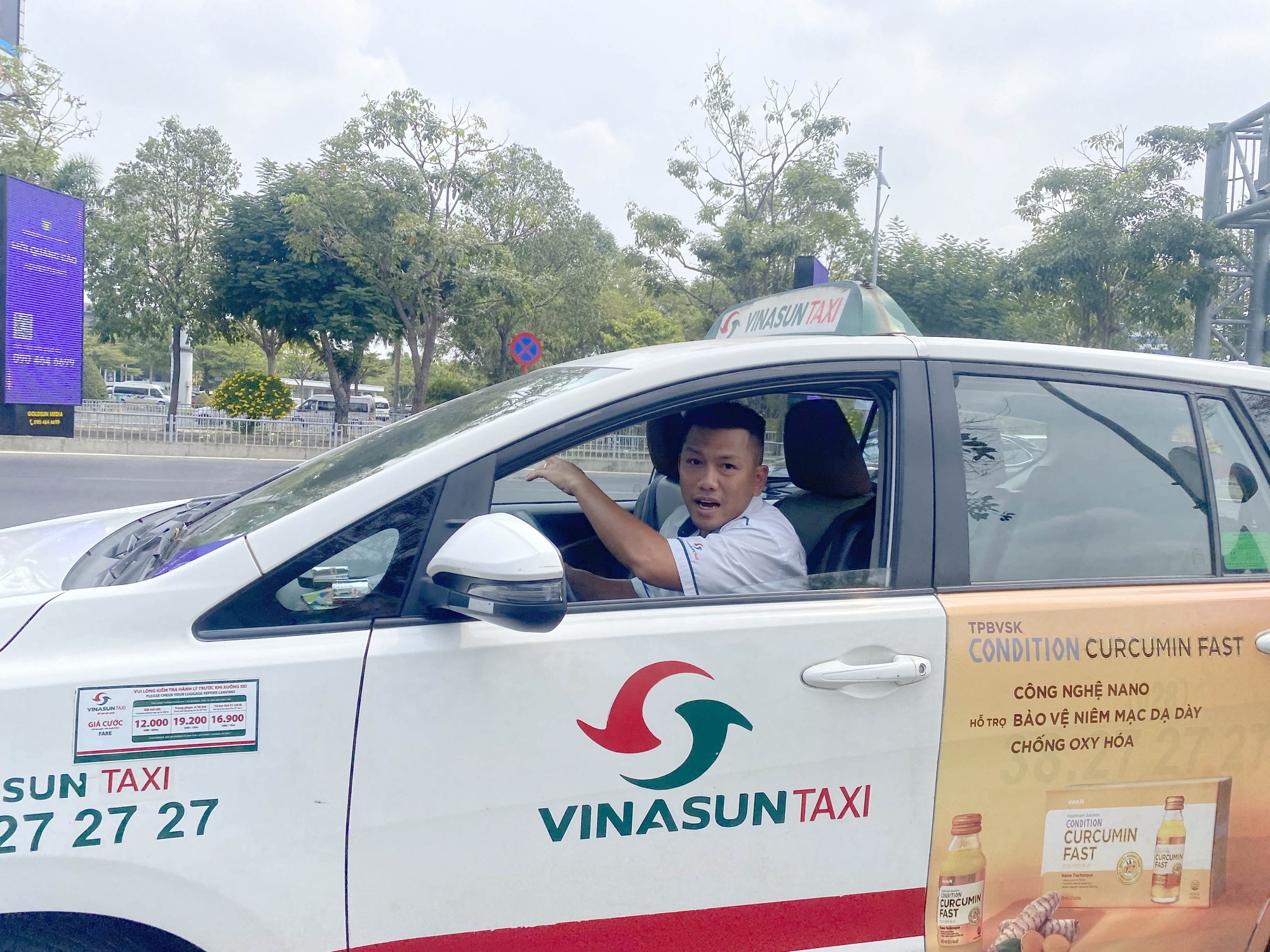 Tài xế "lóng ngóng" khi tạm ngưng thu phí taxi vào sân bay Tân Sơn Nhất đón khách - Ảnh 4.
