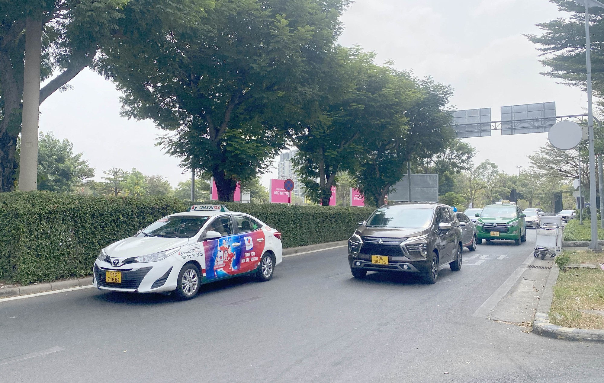 Tài xế "lóng ngóng" khi tạm ngưng thu phí taxi vào sân bay Tân Sơn Nhất đón khách - Ảnh 5.