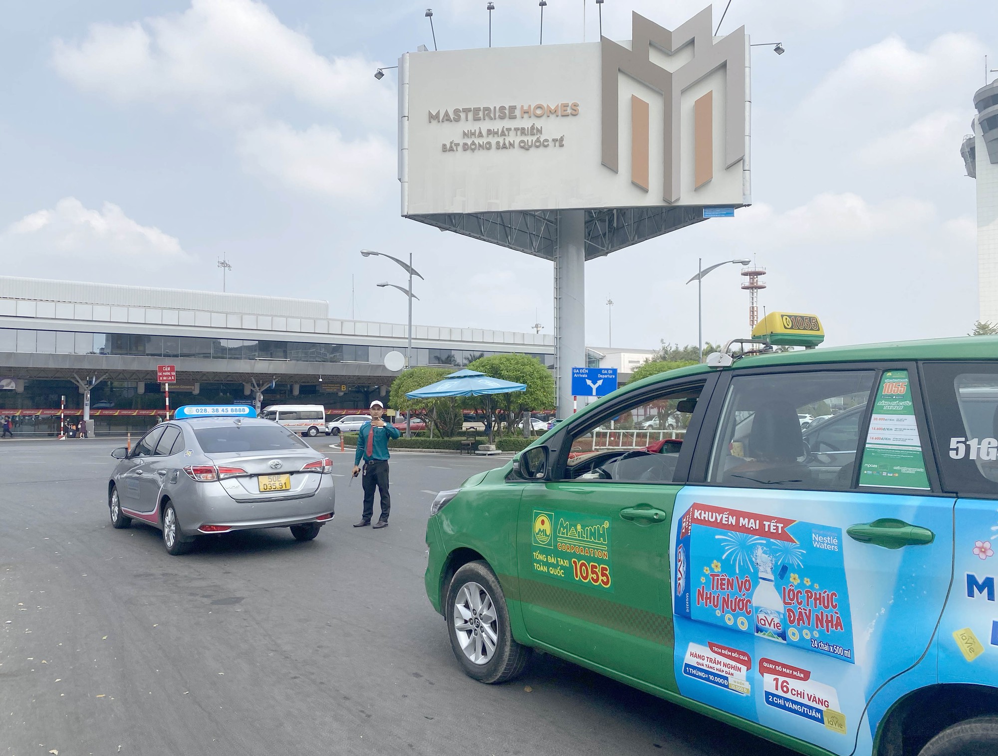 Tài xế "lóng ngóng" khi tạm ngưng thu phí taxi vào sân bay Tân Sơn Nhất đón khách - Ảnh 6.