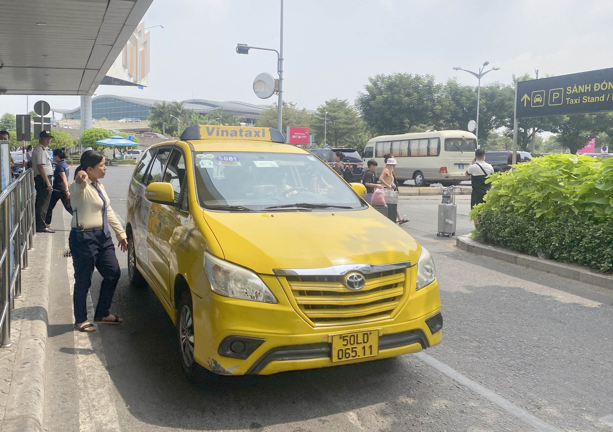 Tài xế "lóng ngóng" khi tạm ngưng thu phí taxi vào sân bay Tân Sơn Nhất đón khách - Ảnh 7.