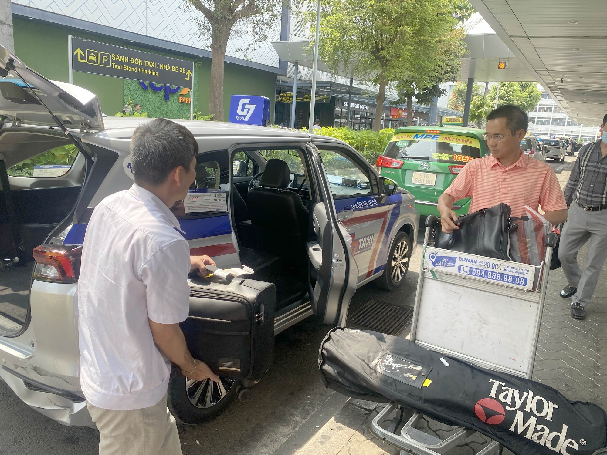 Tài xế "lóng ngóng" khi tạm ngưng thu phí taxi vào sân bay Tân Sơn Nhất đón khách - Ảnh 9.
