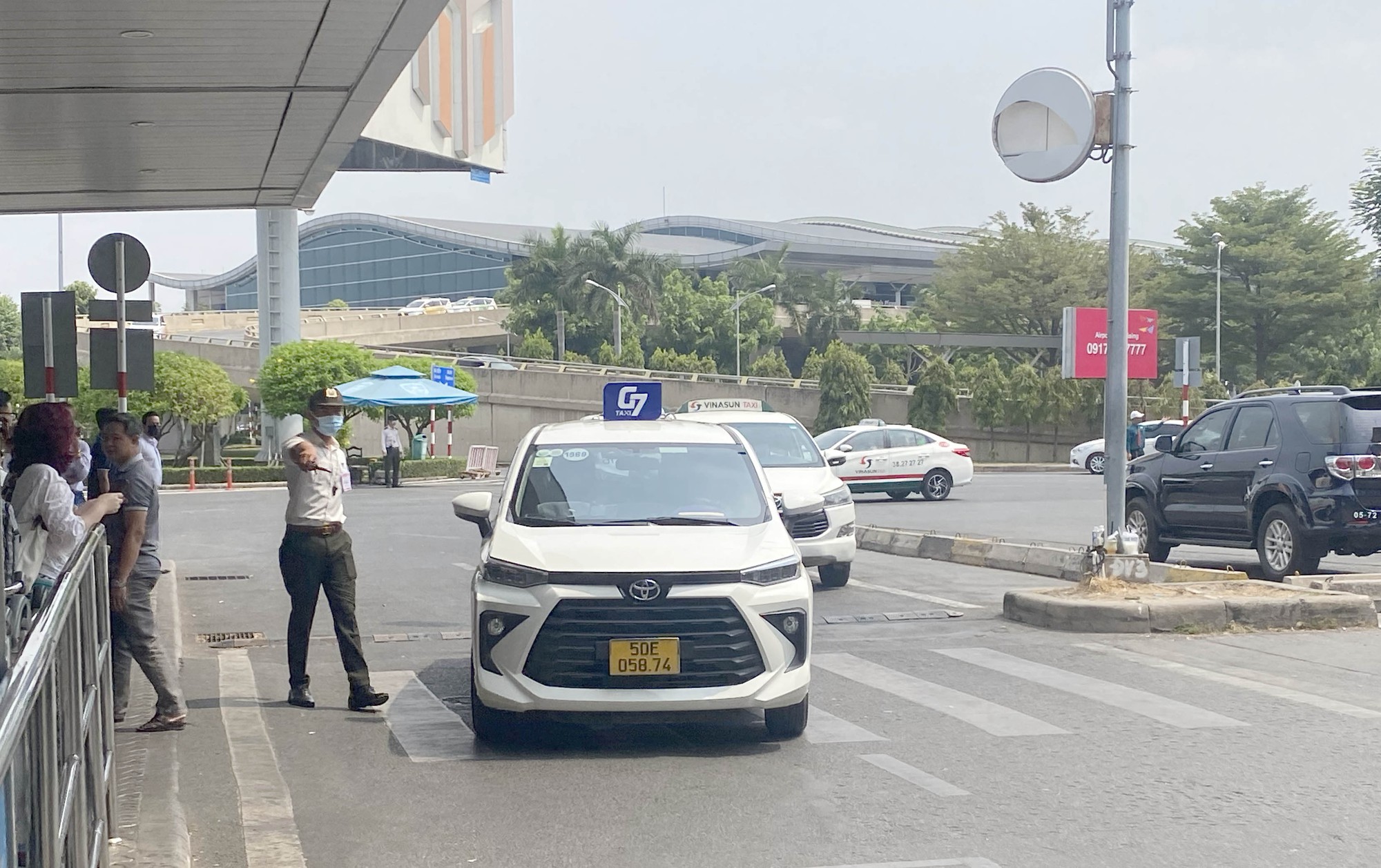 Tài xế "lóng ngóng" khi tạm ngưng thu phí taxi vào sân bay Tân Sơn Nhất đón khách - Ảnh 13.