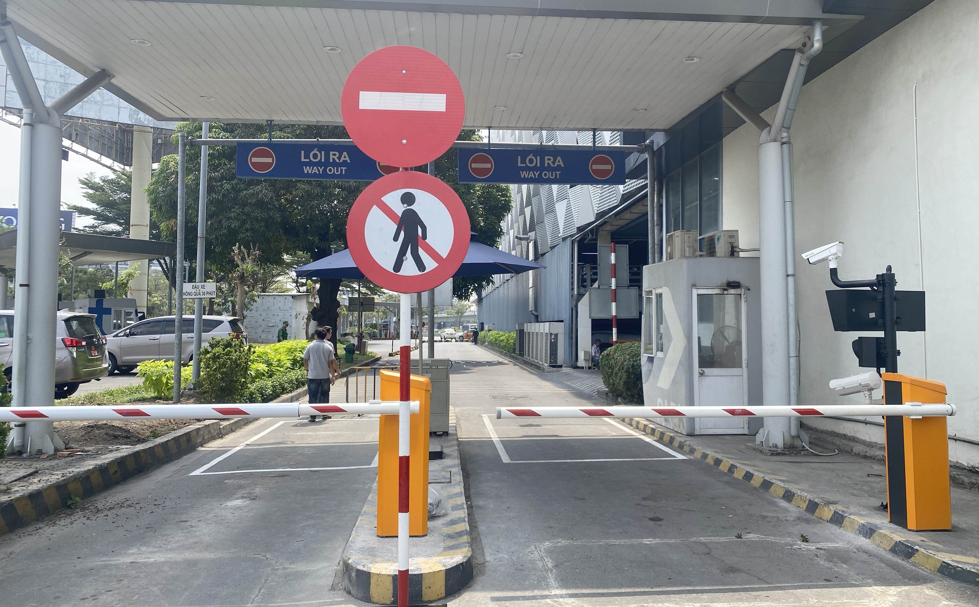 Tài xế "lóng ngóng" khi tạm ngưng thu phí taxi vào sân bay Tân Sơn Nhất đón khách - Ảnh 11.