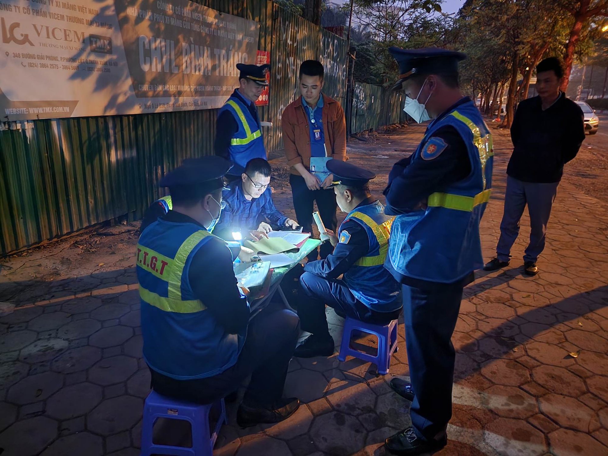 Hà Nội: Thanh tra GTVT quận phối hợp CA phường tuần tra bắt ô tô khách lúc rạng sáng - Ảnh 1.