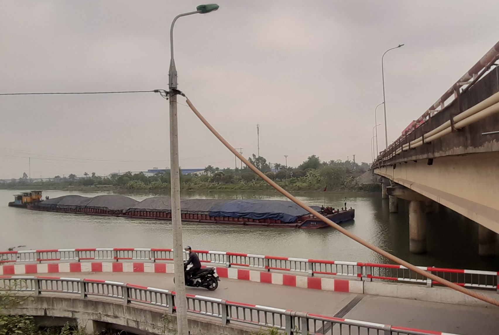 Quy định bất cập, lo ngại tăng tai nạn đường thủy tại cầu vượt sông- Ảnh 1.