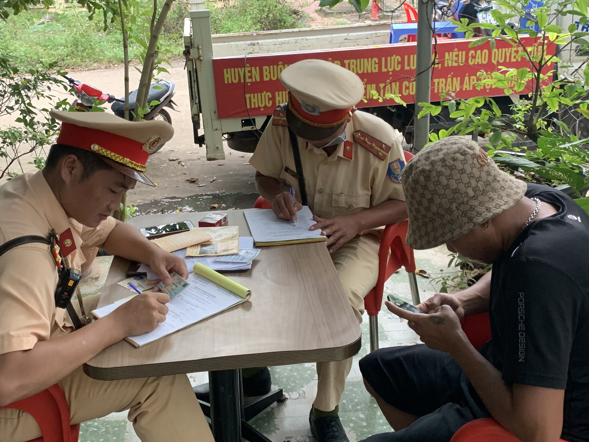 Đắk Lắk phát hiện, xử lý xe tải sử dụng đăng kiểm giả - Ảnh 1.