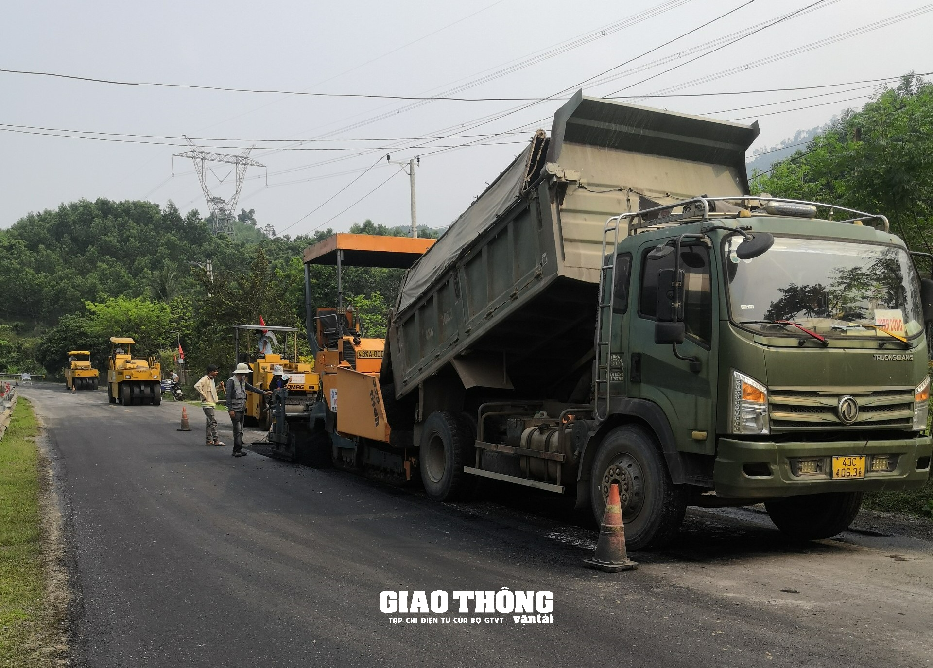 Cận cảnh nhà thầu rốt ráo sửa chữa mặt đường tuyến Hồ Chí Minh qua Quảng Nam - Ảnh 1.