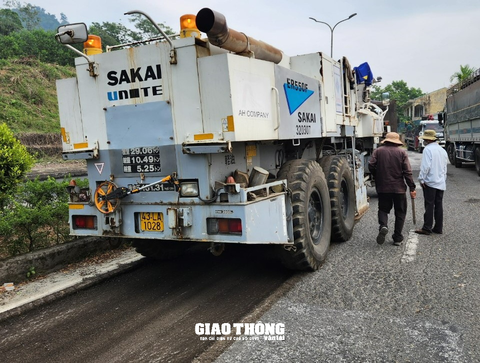 Cận cảnh nhà thầu rốt ráo sửa chữa mặt đường tuyến Hồ Chí Minh qua Quảng Nam - Ảnh 4.
