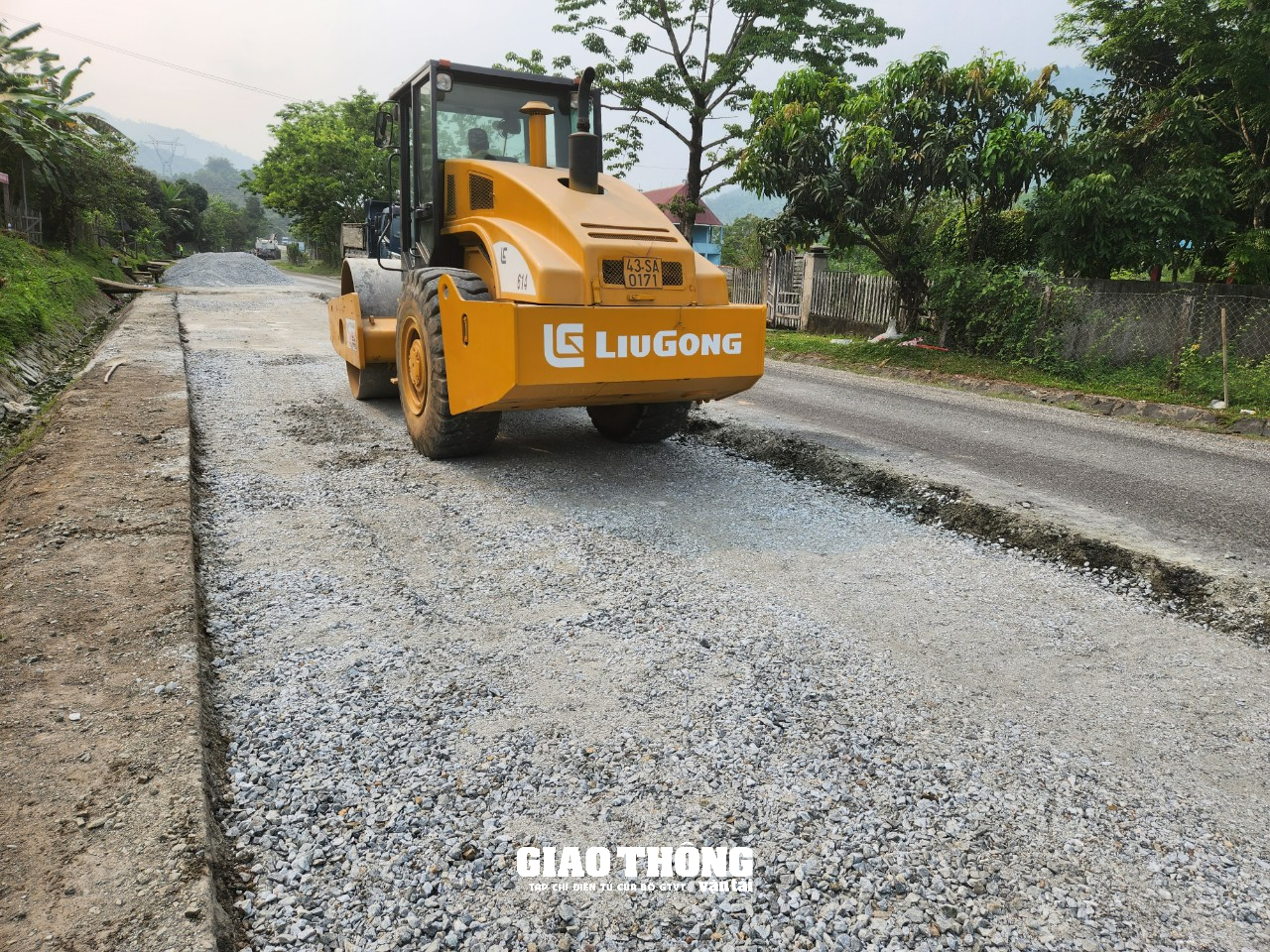Cận cảnh nhà thầu rốt ráo sửa chữa mặt đường tuyến Hồ Chí Minh qua Quảng Nam - Ảnh 6.