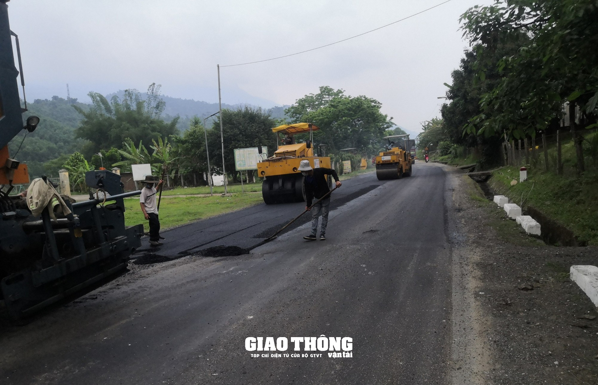 Cận cảnh nhà thầu rốt ráo sửa chữa mặt đường tuyến Hồ Chí Minh qua Quảng Nam - Ảnh 7.