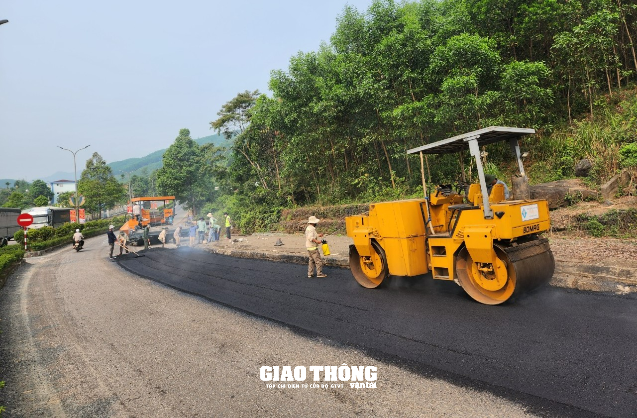 Cận cảnh nhà thầu rốt ráo sửa chữa mặt đường tuyến Hồ Chí Minh qua Quảng Nam - Ảnh 8.