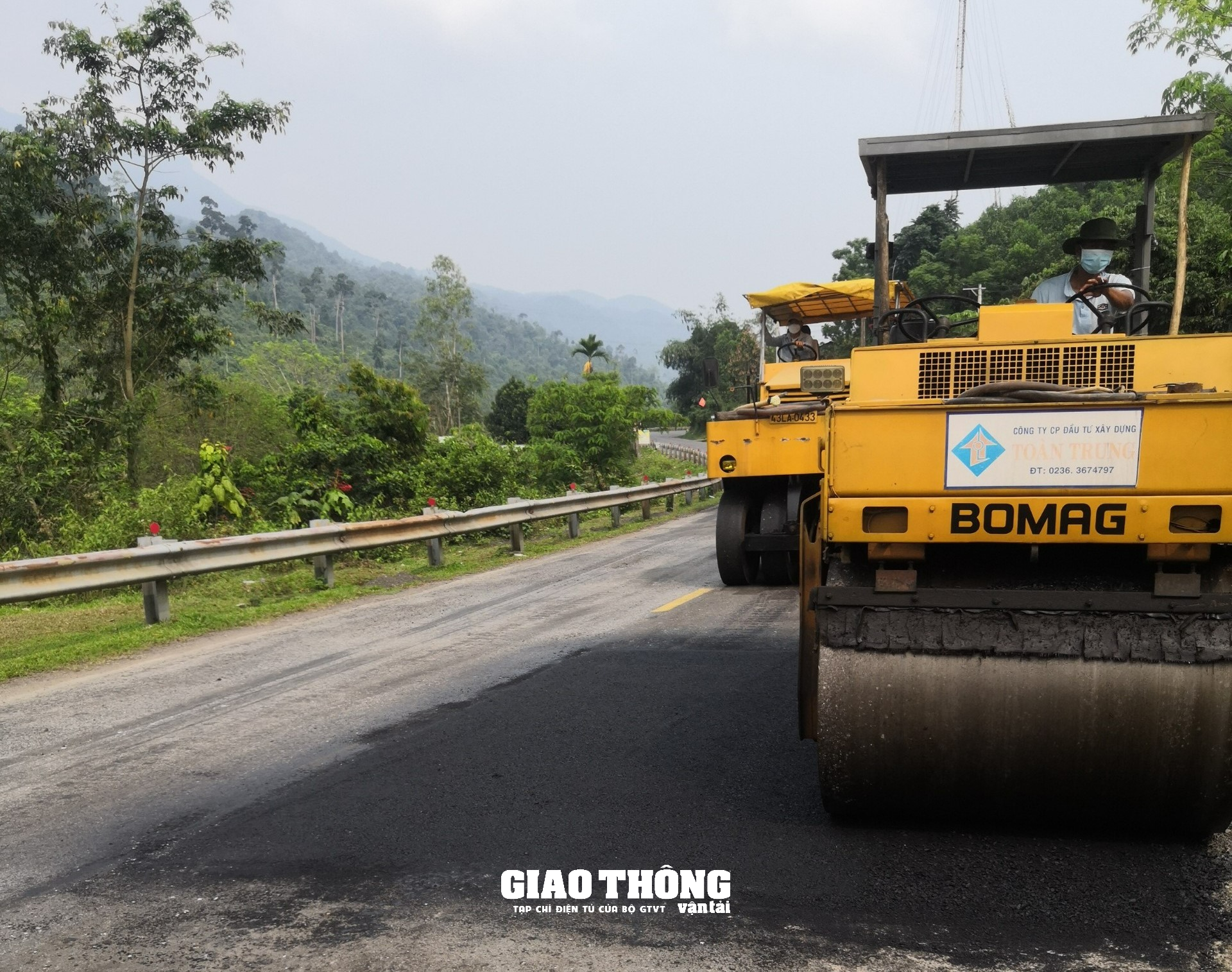 Cận cảnh nhà thầu rốt ráo sửa chữa mặt đường tuyến Hồ Chí Minh qua Quảng Nam - Ảnh 11.