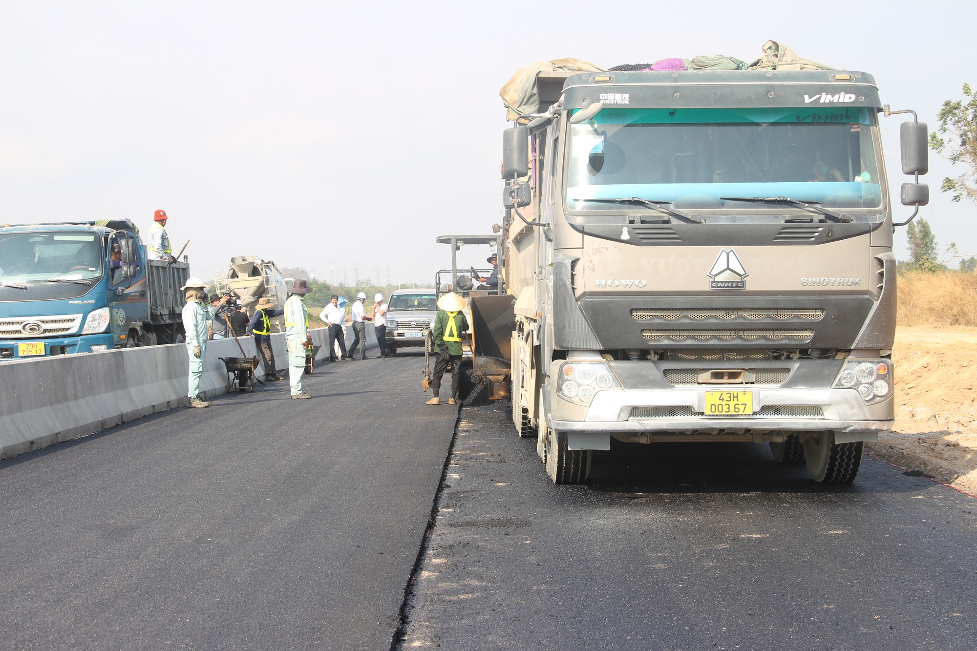 Ngắm tuyến cao tốc gặp nhiều khó khăn từ mỏ vật liệu đã được hoàn thành - Ảnh 8.