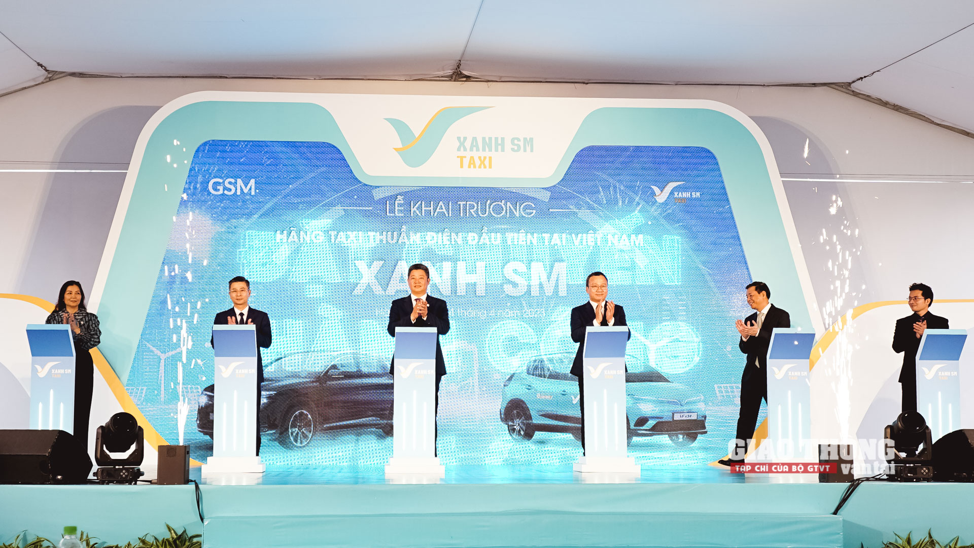 Ảnh: Cận cảnh dàn xe taxi điện chính thức phục vụ người dân Thủ đô - Ảnh 1.