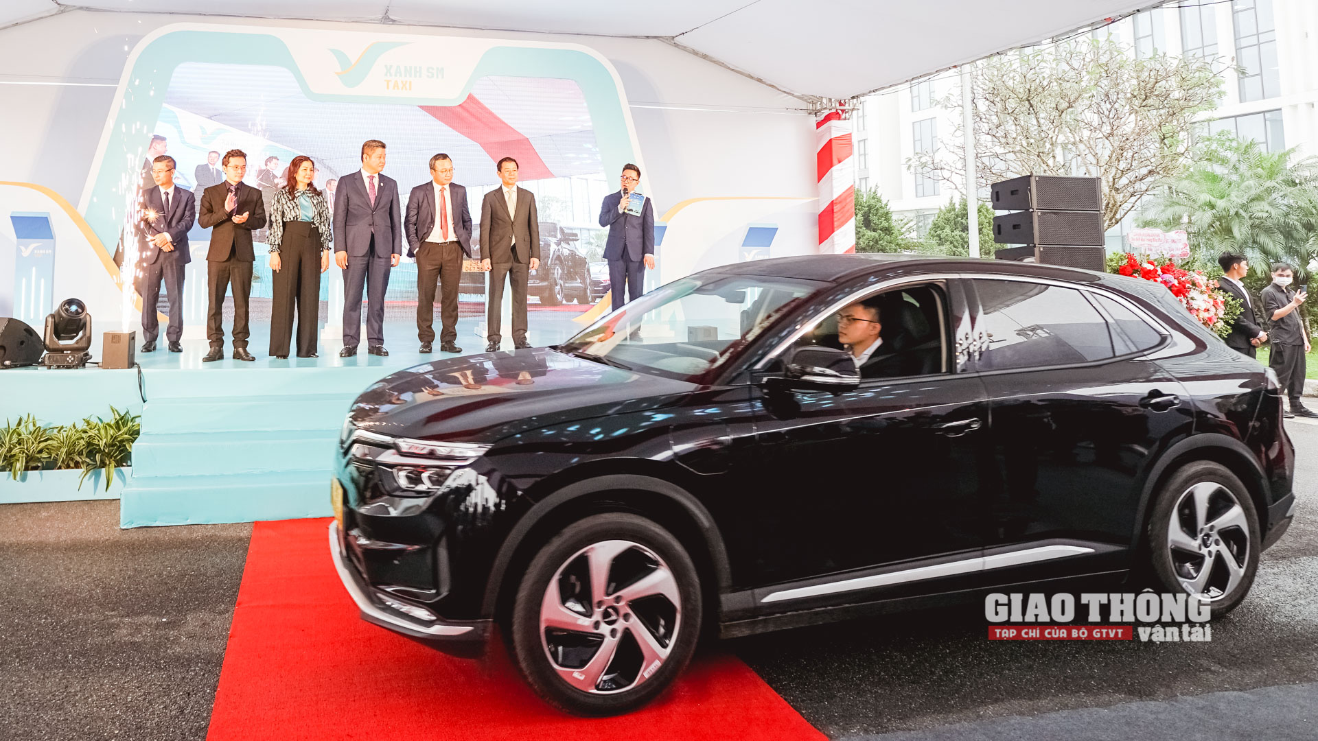 Ảnh: Cận cảnh dàn xe taxi điện chính thức phục vụ người dân Thủ đô - Ảnh 2.