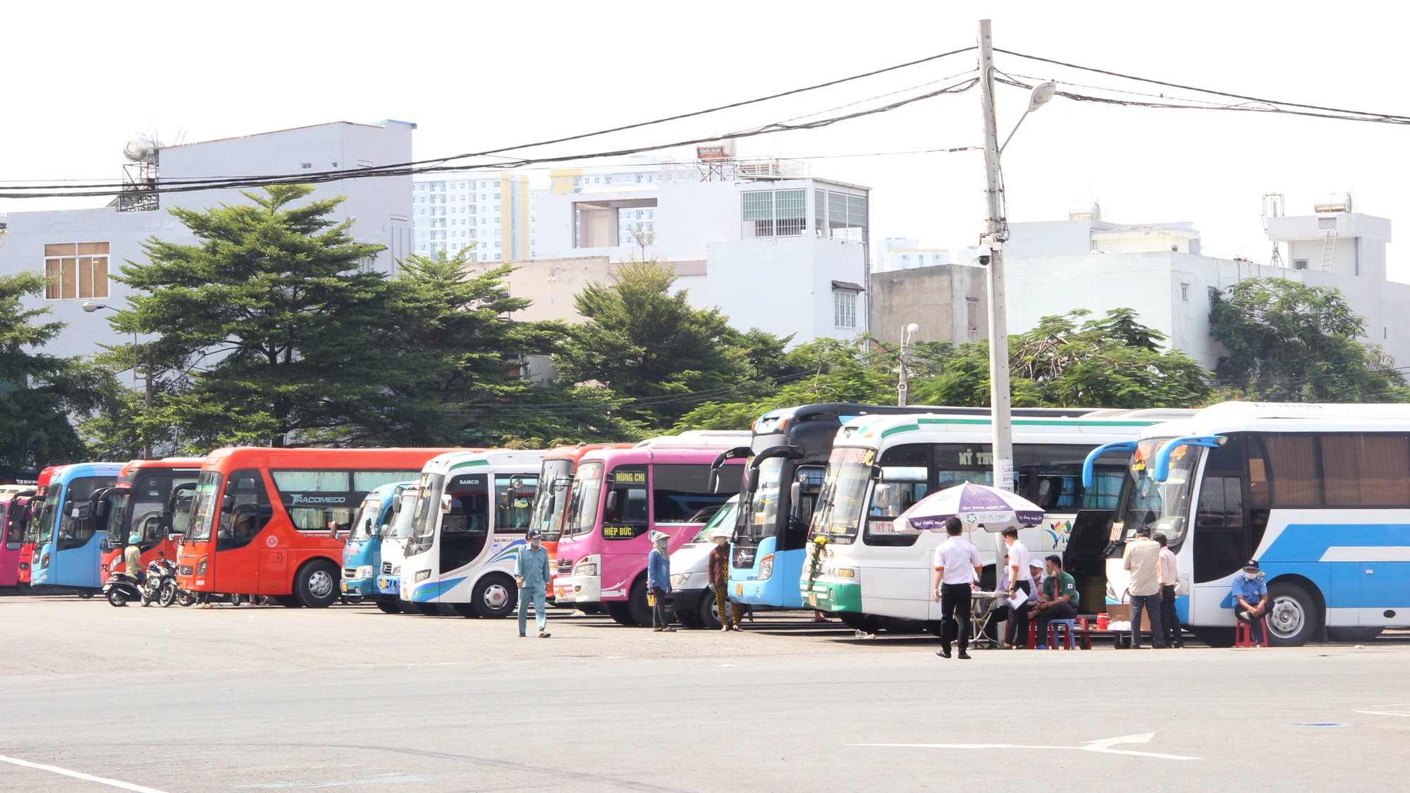 TP.HCM: Bến xe tăng chuyến phục vụ hành khách, giá vé xe tăng không quá 40% dịp lễ 30/4 - Ảnh 1. TP.HCM: Bến xe tăng chuyến phục vụ hành khách, giá vé xe tăng không quá 40% dịp lễ 30/4 - Ảnh 1.