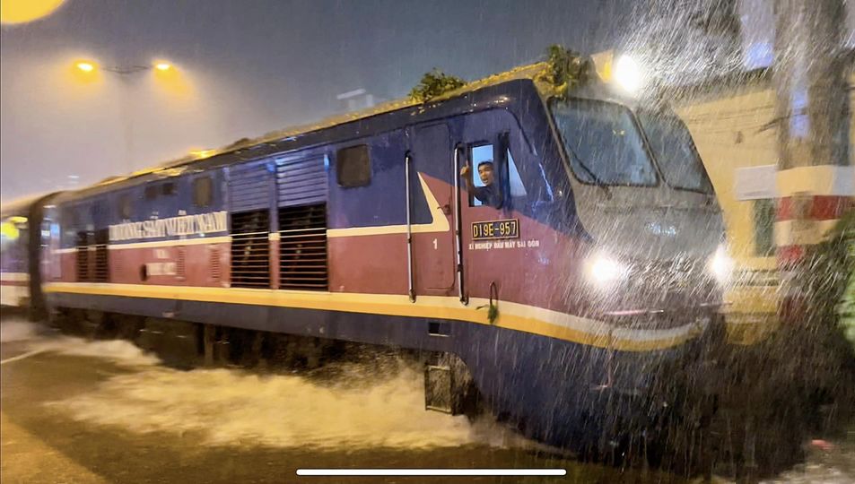 Tổng công ty Đường sắt VN làm gì với hơn 500 đầu máy, toa tàu hết niên hạn vào năm 2024? - Ảnh 1.