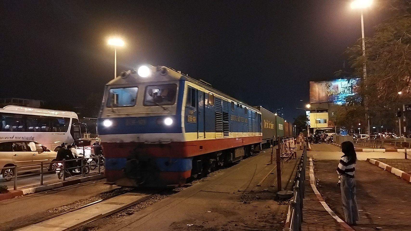 Tổng công ty Đường sắt VN làm gì với hơn 500 đầu máy, toa tàu hết niên hạn vào năm 2024? - Ảnh 2.