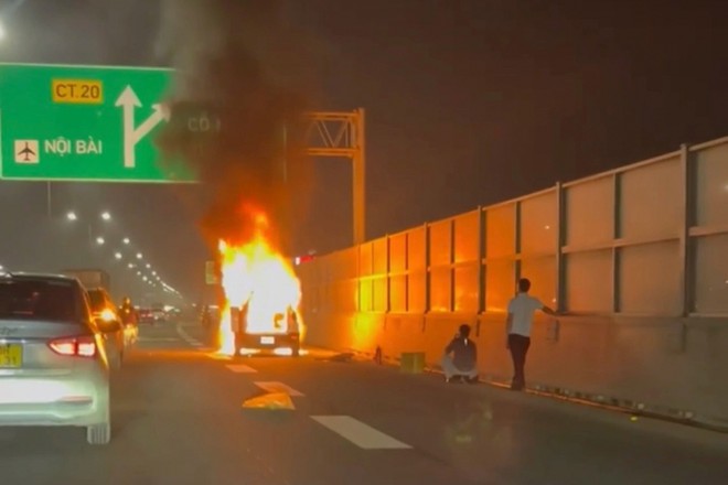 Hà Nội: Cảnh sát điều tra vụ ô tô con đang lưu thông bốc cháy trên đường vành đai 3 - Ảnh 1. Hà Nội: Cảnh sát điều tra vụ ô tô con đang lưu thông bốc cháy trên đường vành đai 3 - Ảnh 1.