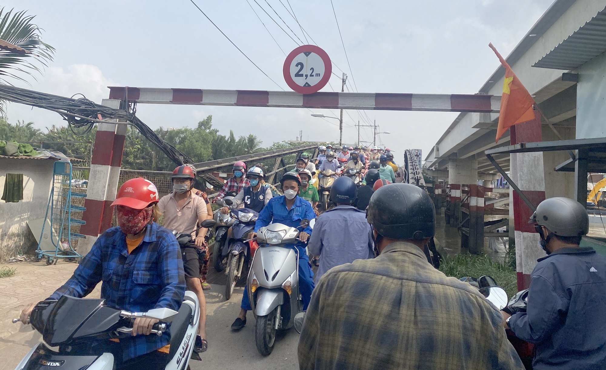 Đẩy nhanh thi công cầu Long Kiểng đưa vào hoạt động dịp Lễ 2/9 - Ảnh 9. Đẩy nhanh thi công cầu Long Kiểng đưa vào hoạt động dịp Lễ 2/9 - Ảnh 9.