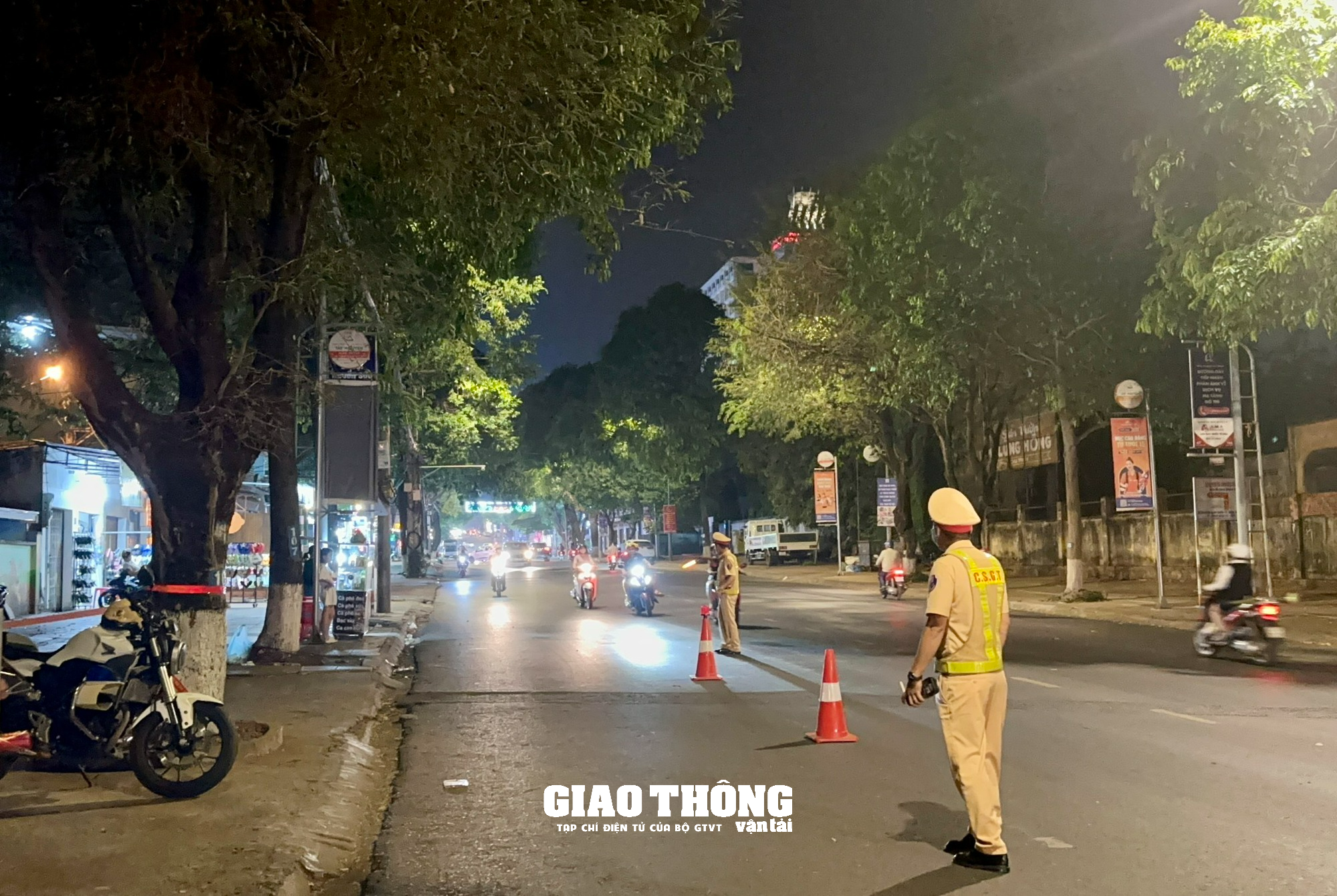 CSGT Đắk Lắk xử lý nồng độ cồn: Người vi phạm bỏ xe bất hợp tác - Ảnh 1.