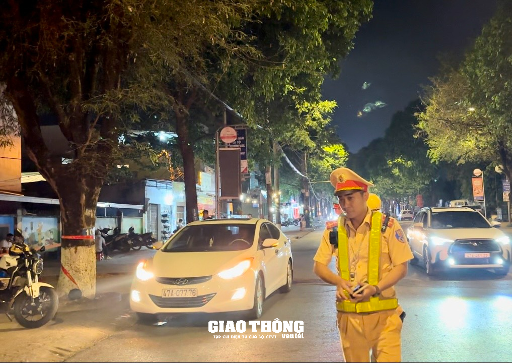 CSGT Đắk Lắk xử lý nồng độ cồn: Người vi phạm bỏ xe, bất hợp tác - Ảnh 2.
