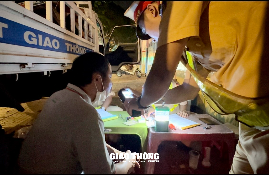 CSGT Đắk Lắk xử lý nồng độ cồn: Người vi phạm bỏ xe, bất hợp tác - Ảnh 9.