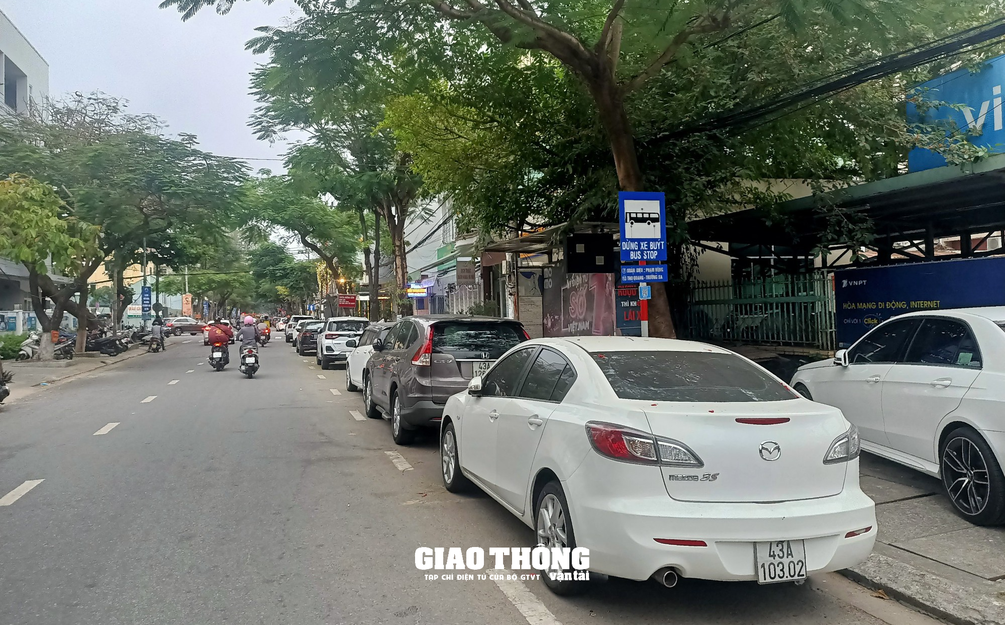 Đà Nẵng: Nhức nhối nạn ô tô con dừng, đỗ lấn chiếm điểm đón, trả khách xe buýt - Ảnh 1.