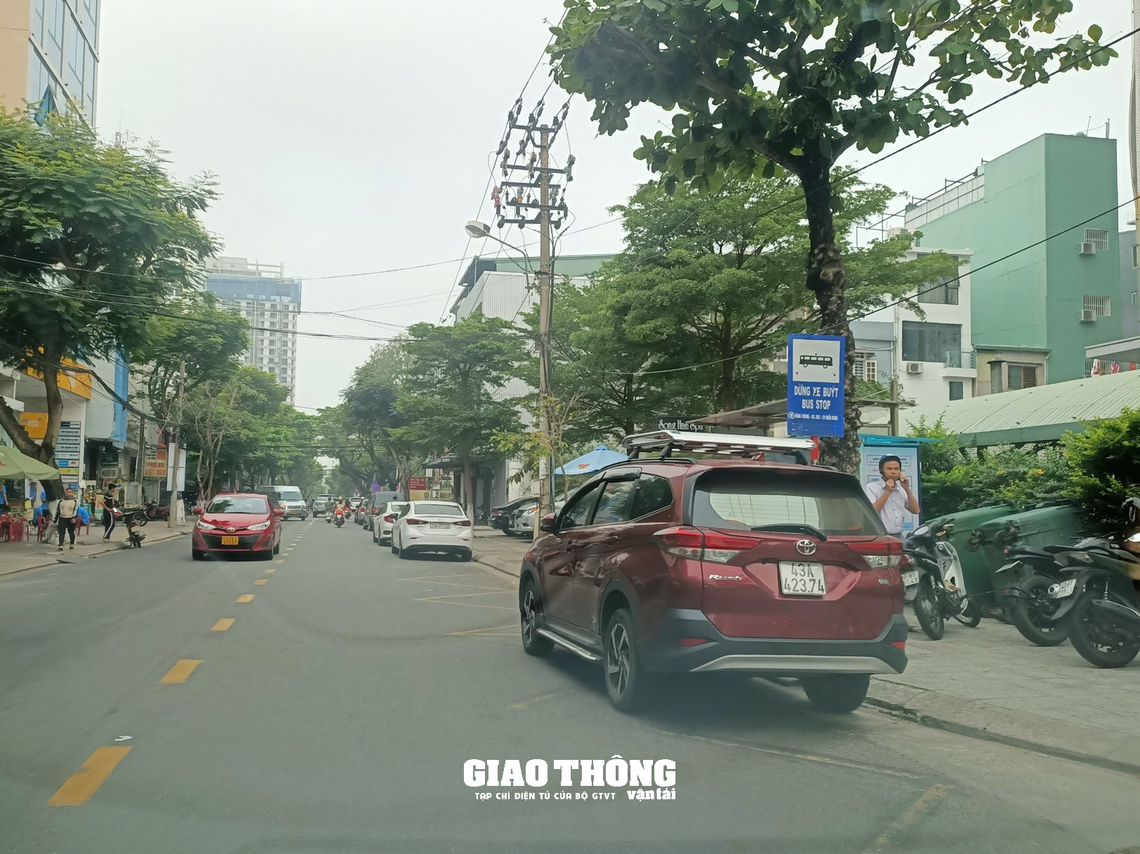 Đà Nẵng: Nhức nhối nạn ô tô con dừng, đỗ lấn chiếm điểm đón, trả khách xe buýt - Ảnh 3.