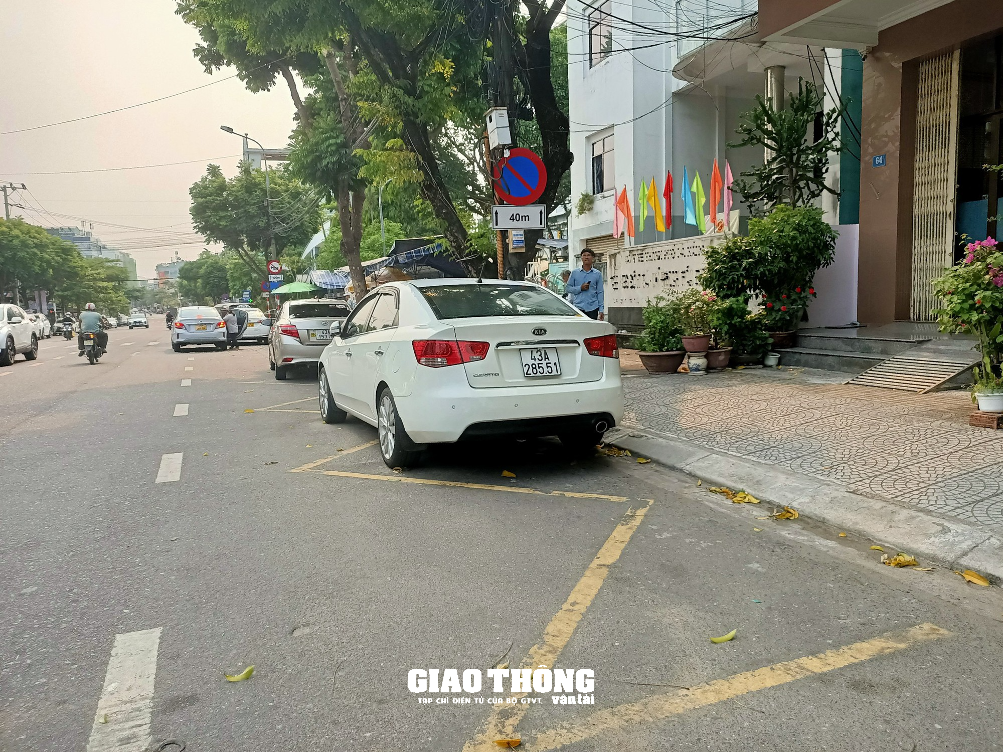 Đà Nẵng: Nhức nhối nạn ô tô con dừng, đỗ lấn chiếm điểm đón, trả khách xe buýt - Ảnh 4.