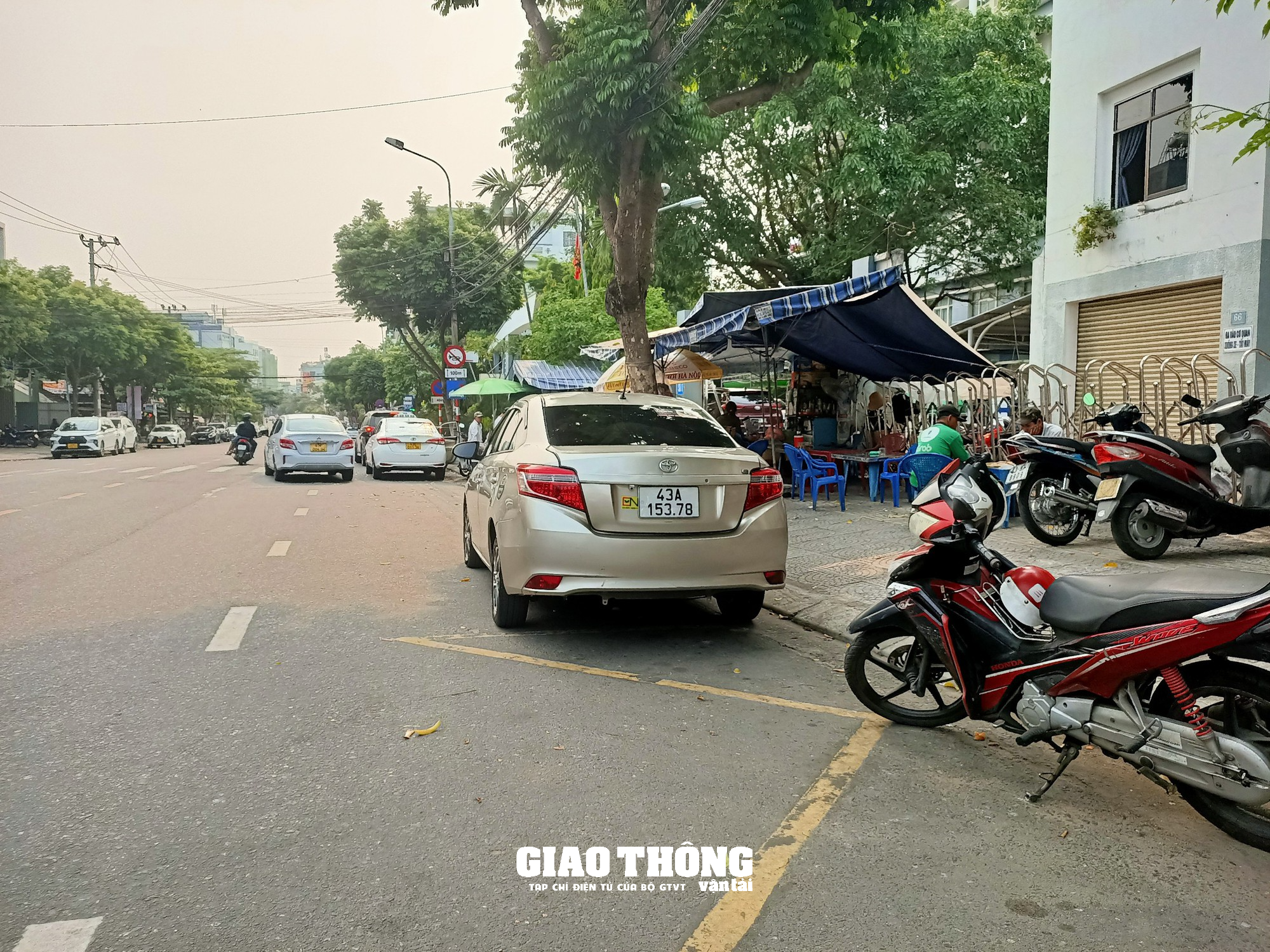 Đà Nẵng: Nhức nhối nạn ô tô con dừng, đỗ lấn chiếm điểm đón, trả khách xe buýt - Ảnh 5.