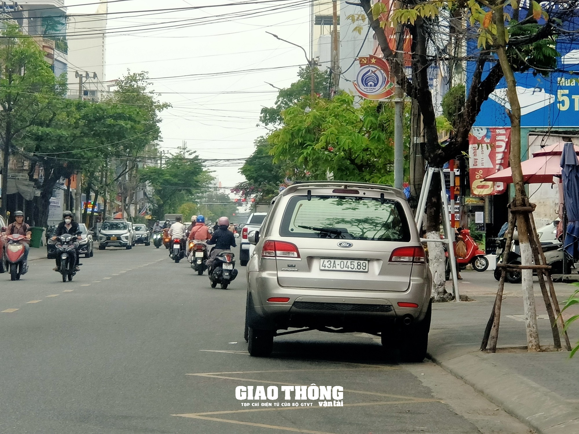 Đà Nẵng: Nhức nhối nạn ô tô con dừng, đỗ lấn chiếm điểm đón, trả khách xe buýt - Ảnh 6.
