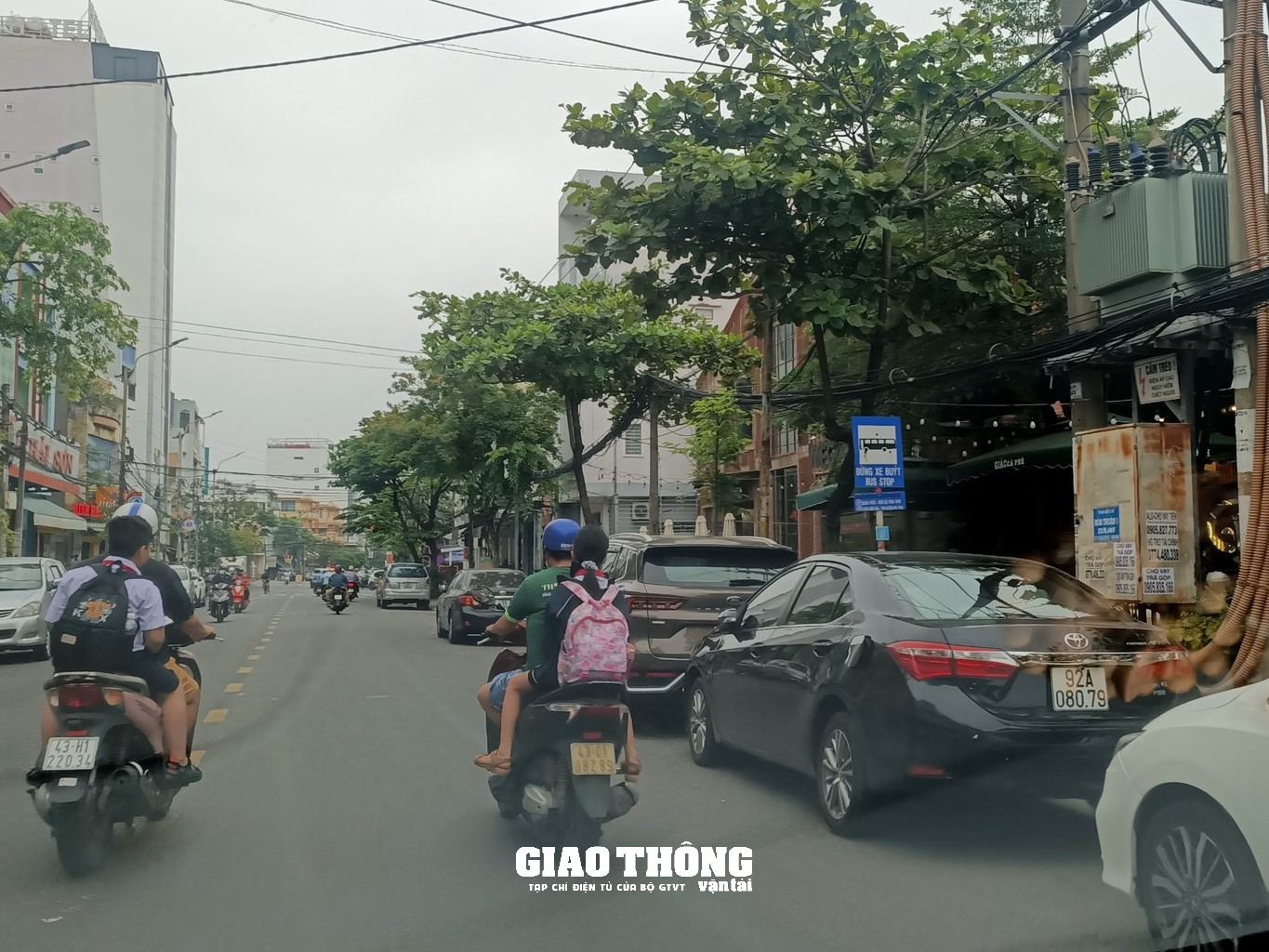 Đà Nẵng: Nhức nhối nạn ô tô con dừng, đỗ lấn chiếm điểm đón, trả khách xe buýt - Ảnh 8.