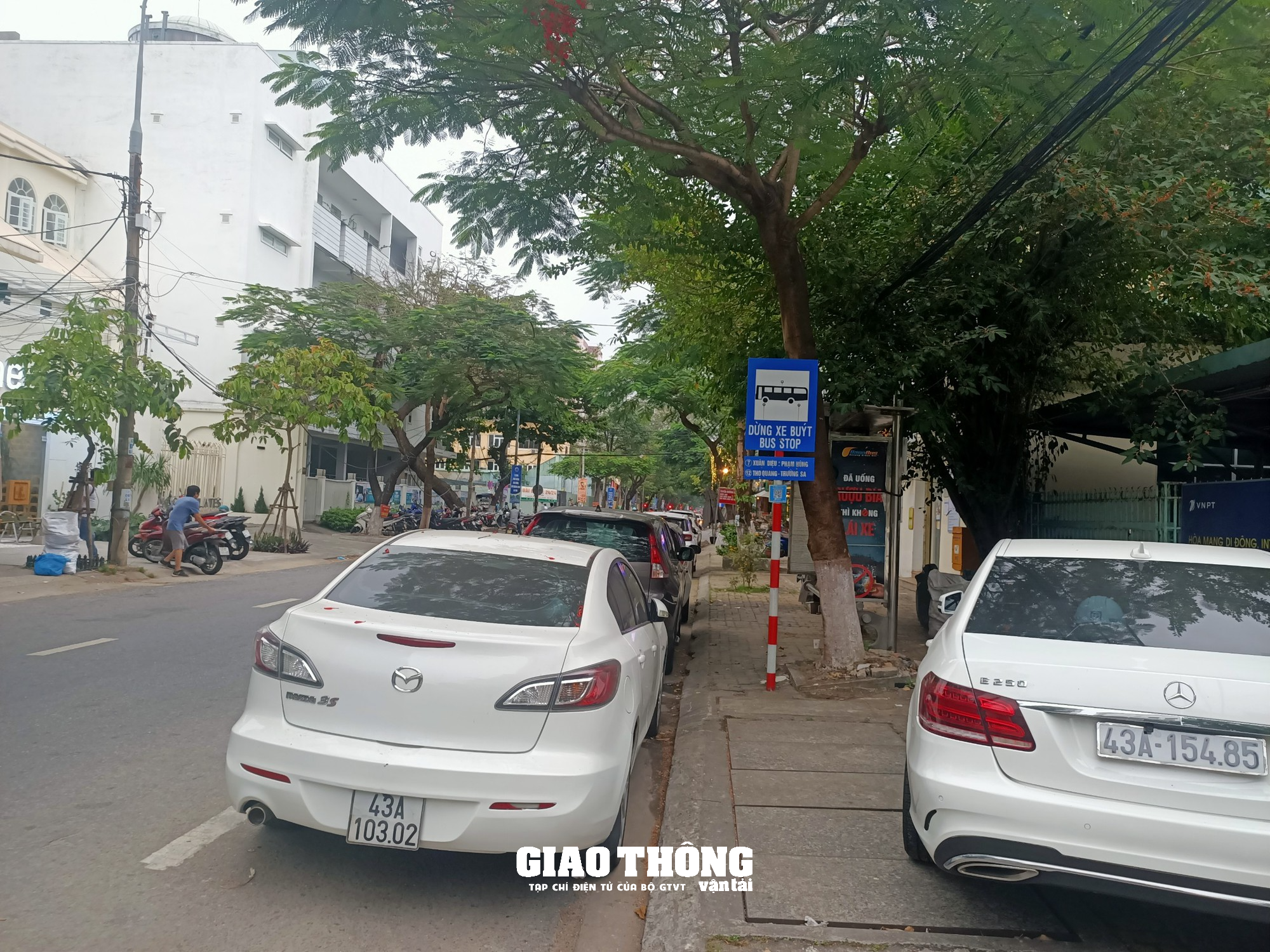 Đà Nẵng: Nhức nhối nạn ô tô con dừng, đỗ lấn chiếm điểm đón, trả khách xe buýt - Ảnh 9.