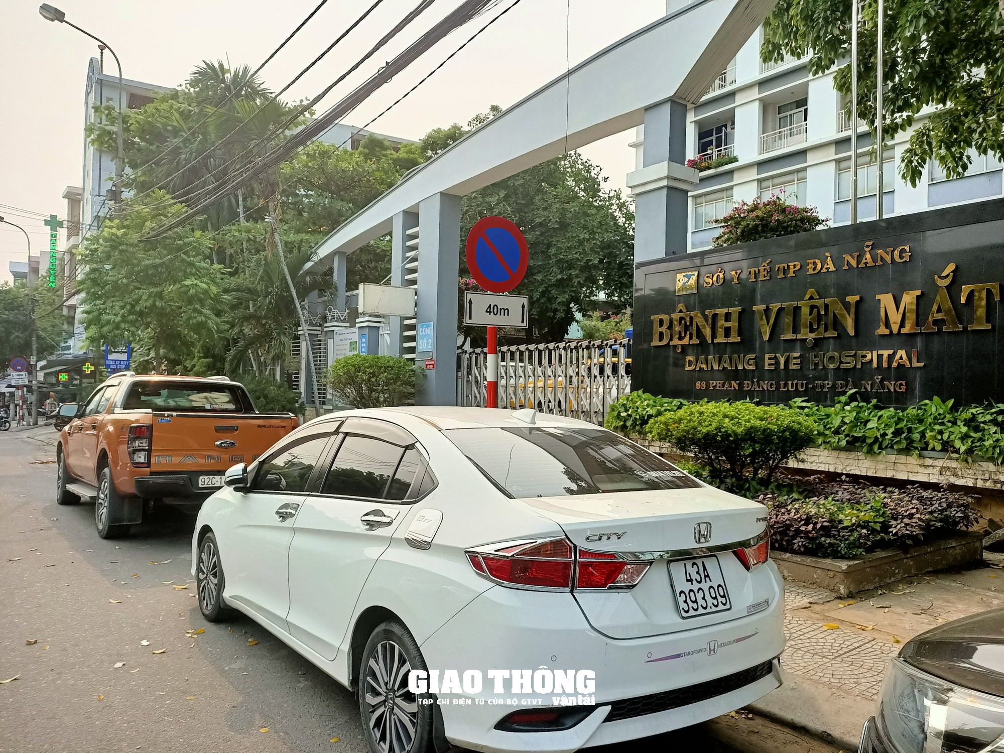 Đà Nẵng: Nhức nhối nạn ô tô con dừng, đỗ lấn chiếm điểm đón, trả khách xe buýt - Ảnh 10.