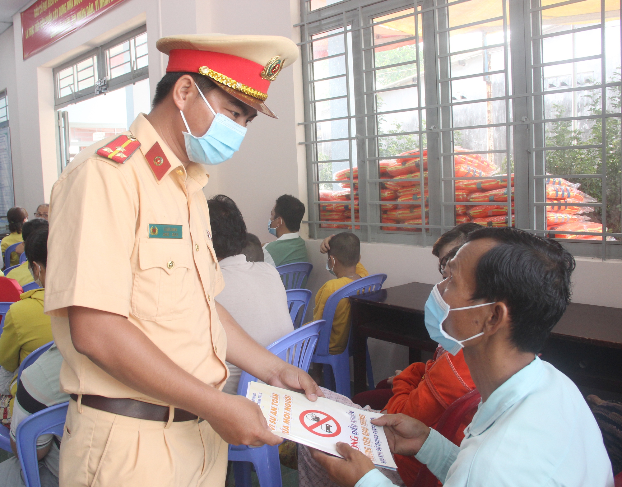 TP.HCM: Phòng Cảnh sát đường thuỷ tuyên truyền Luật giao thông đường thủy nội địa và phòng chống đuối nước cho trẻ em - Ảnh 1.