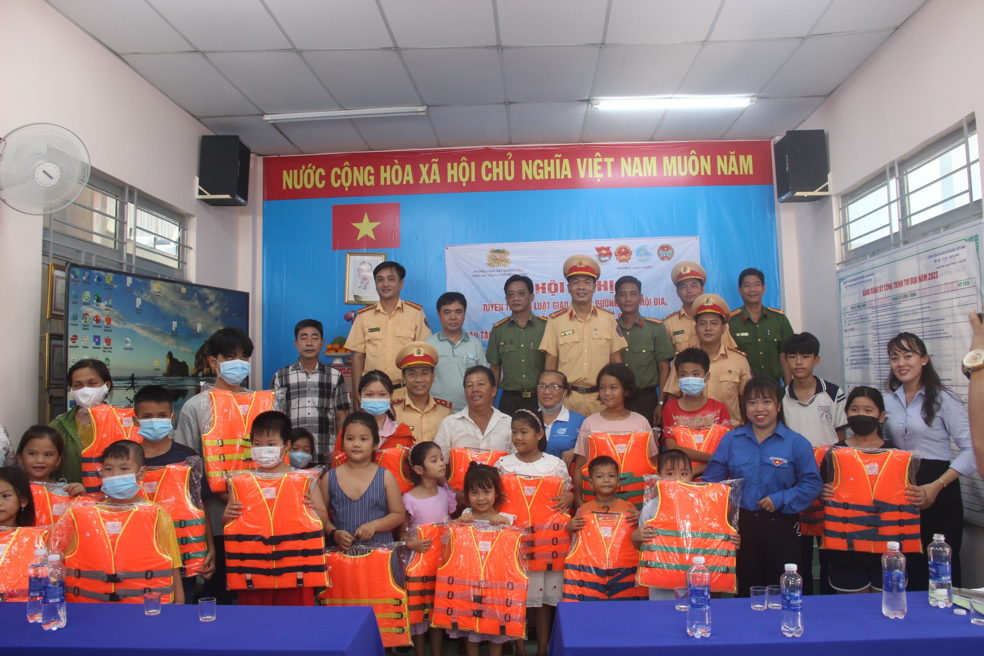 TP.HCM: Phòng Cảnh sát đường thuỷ tuyên truyền Luật giao thông đường thủy nội địa và phòng chống đuối nước cho trẻ em - Ảnh 7.