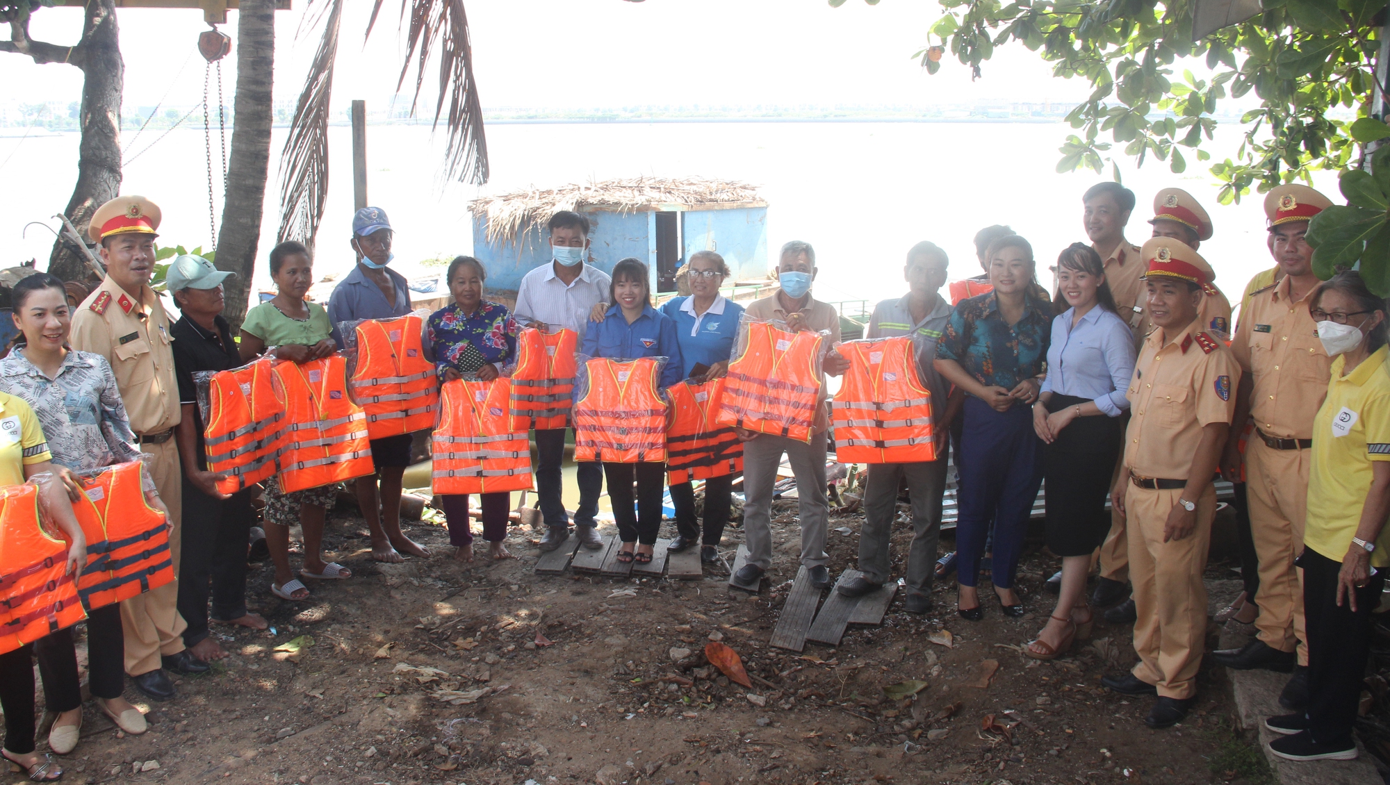 TP.HCM: Phòng Cảnh sát đường thuỷ tuyên truyền Luật giao thông đường thủy nội địa và phòng chống đuối nước cho trẻ em - Ảnh 6.