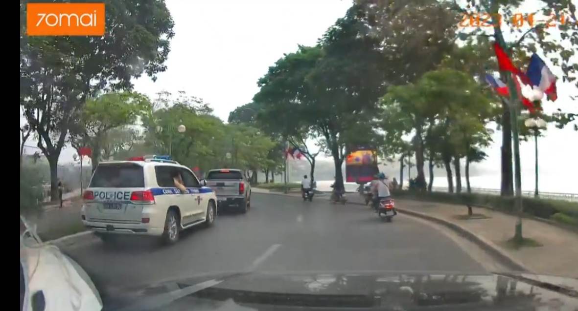 Hà Nội: Phạt 7 triệu, tước GPLX lái xe ô tô bán tải không nhường đường xe ưu tiên - Ảnh 1.