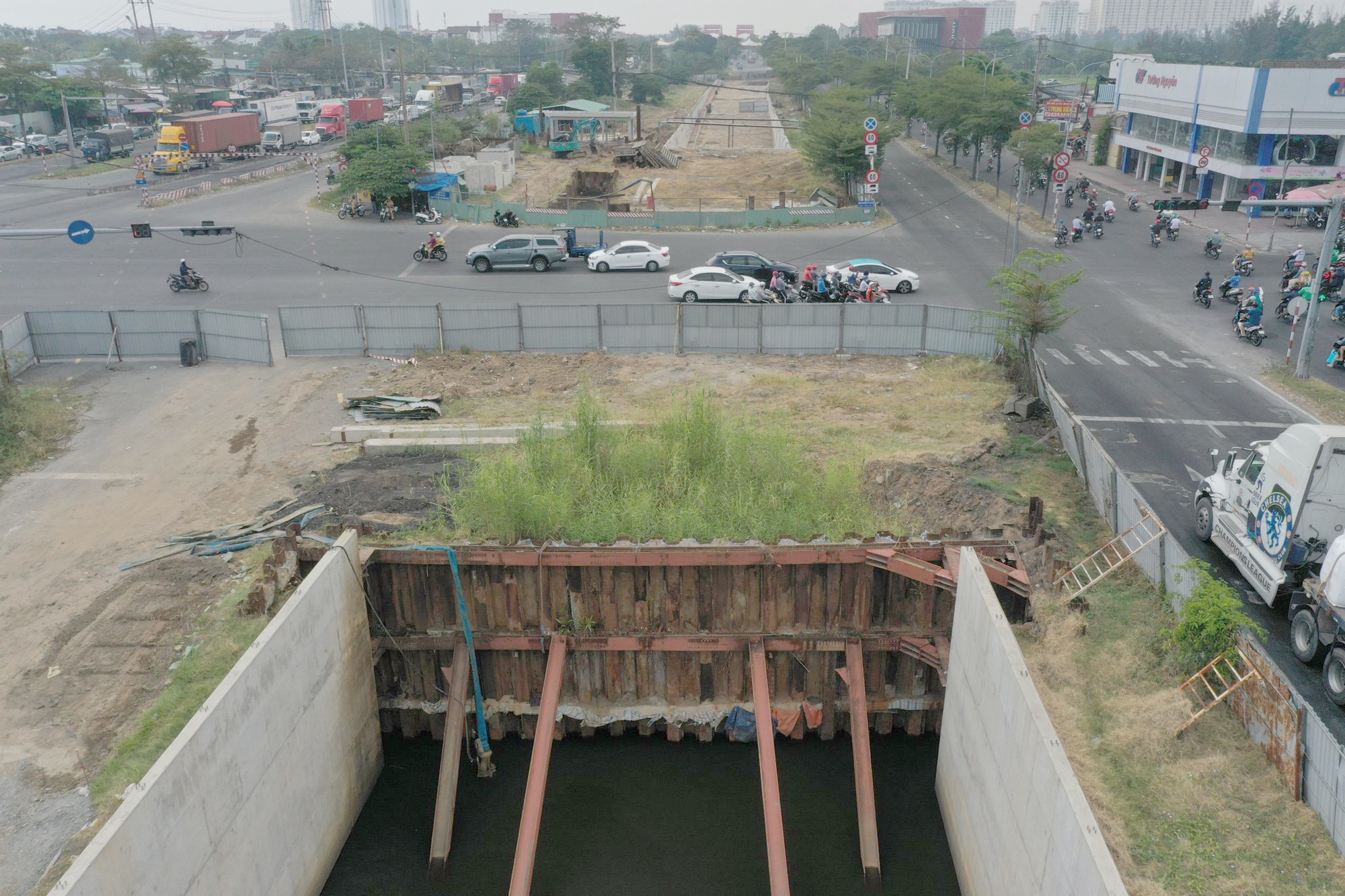 TP.HCM: Dự án hầm chui Nguyễn Văn Linh 830 tỉ đồng "đắp chiếu" do vướng mặt bằng - Ảnh 5. TP.HCM: Dự án hầm chui Nguyễn Văn Linh 830 tỉ đồng "đắp chiếu" do vướng mặt bằng - Ảnh 5.