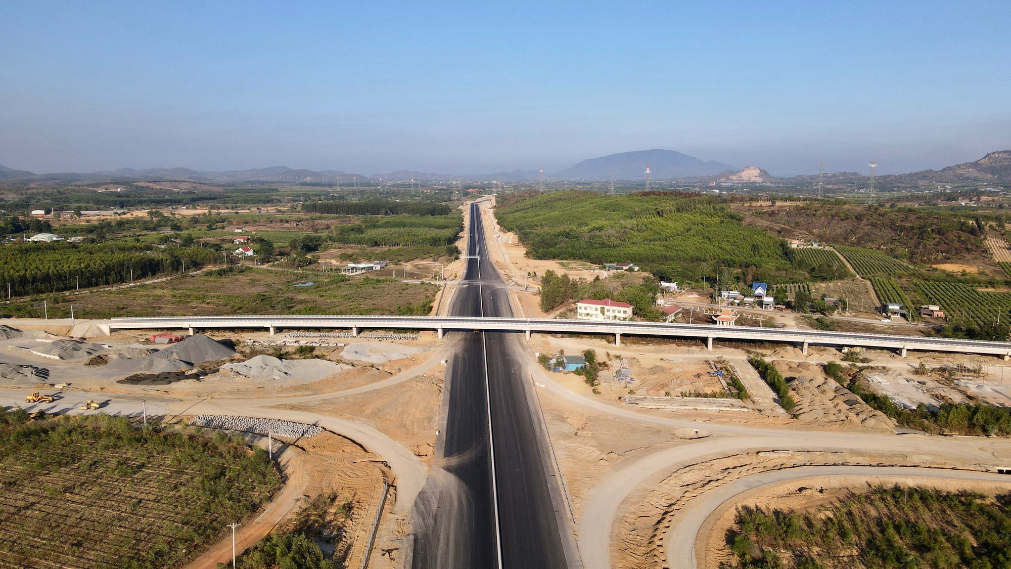  Ngắm cao tốc Dầu Giây - Phan Thiết với vận tốc thiết kế 120km/h - Ảnh 2.