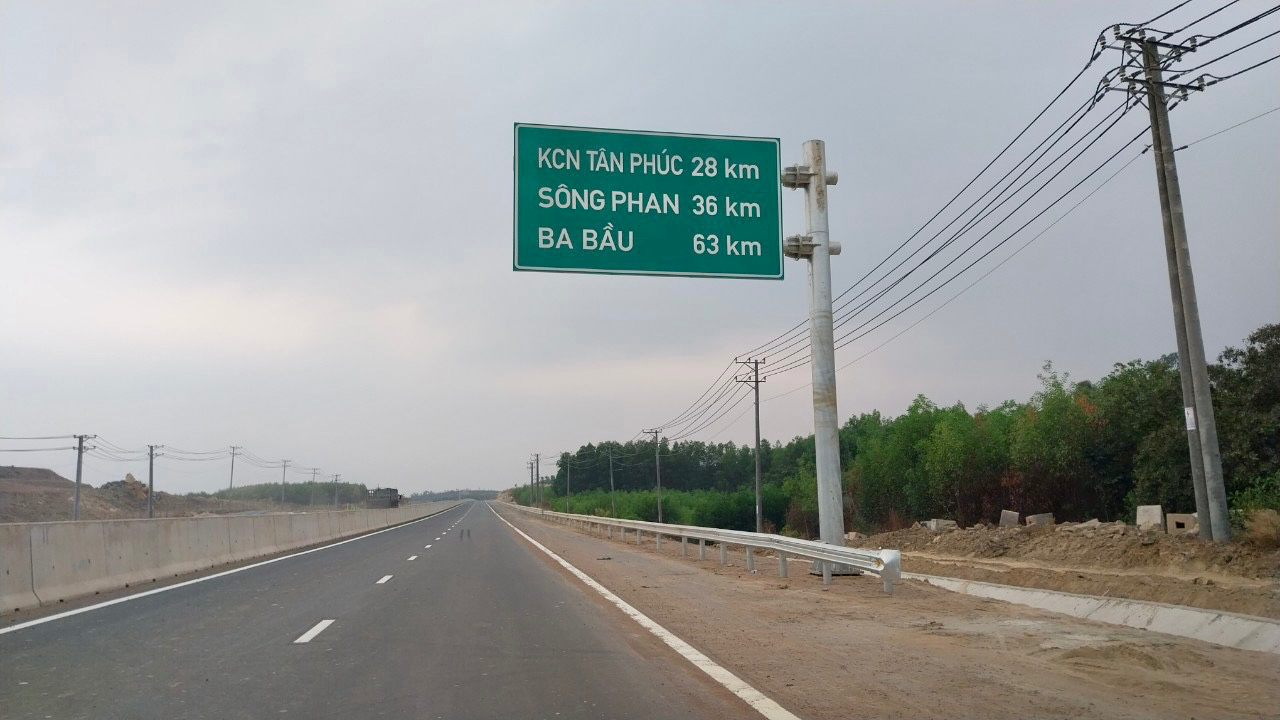  Ngắm cao tốc Dầu Giây - Phan Thiết với vận tốc thiết kế 120km/h - Ảnh 1.