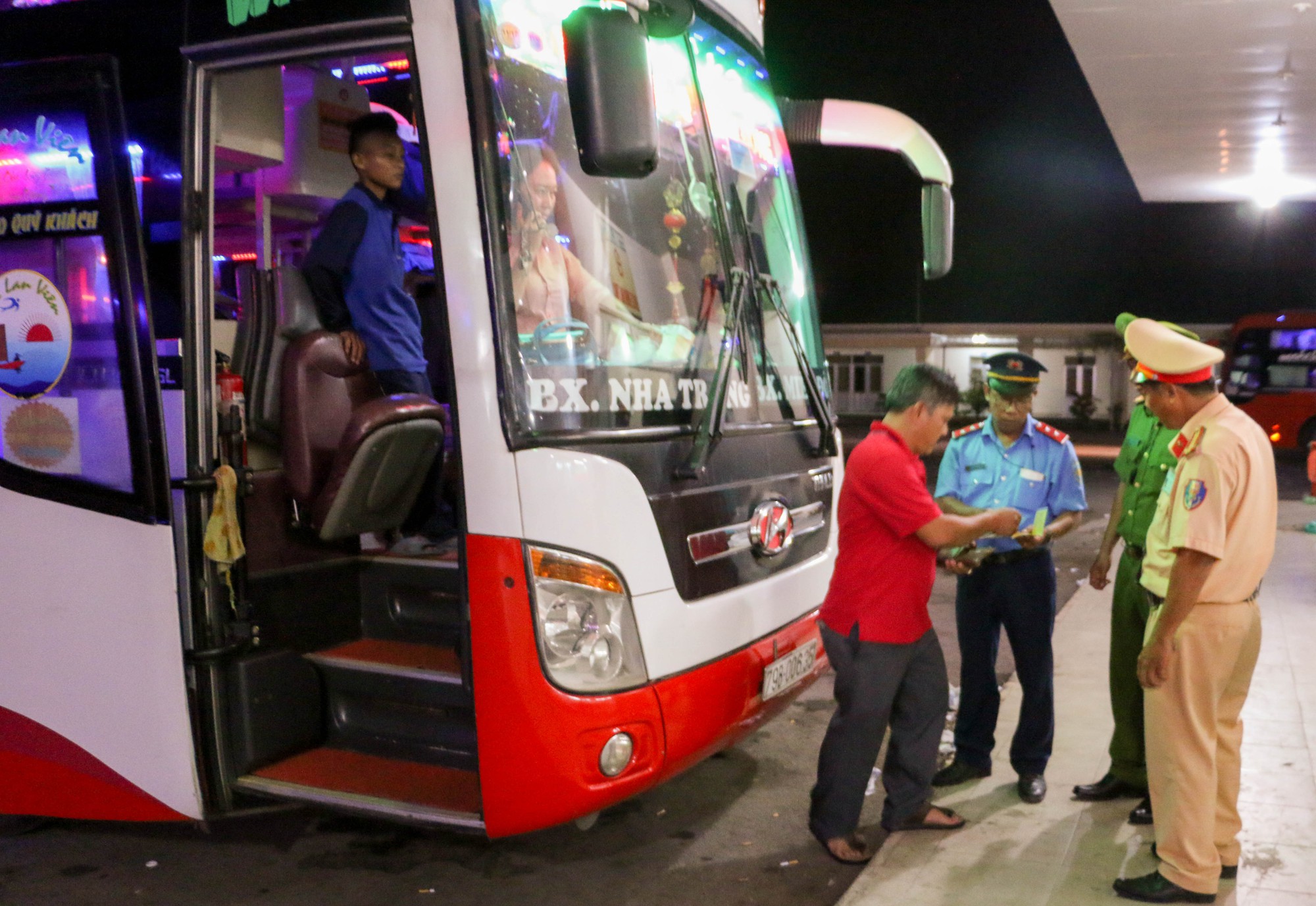 "Khát" vé tàu, xe đến Nha Trang dịp Lễ 30/4 và 1/5 - Ảnh 4.