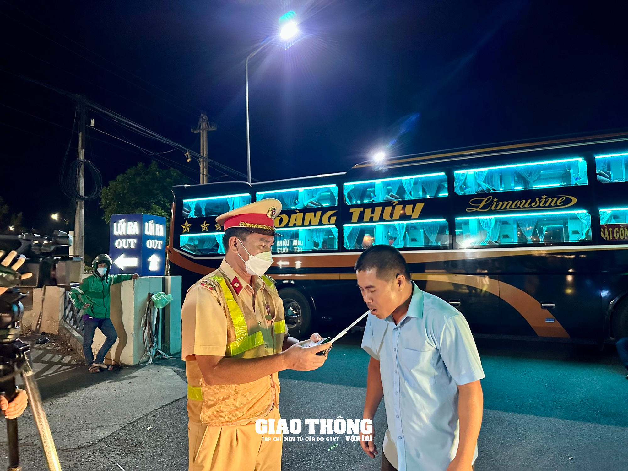 CSGT Đắk Lắk  đo nông đô côn tai xê xe khach trươc khi xuât bên - Ảnh 5.