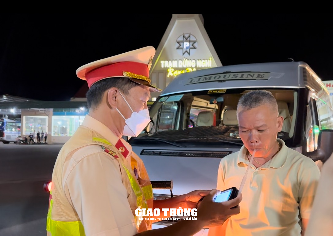 CSGT Đắk Lắk  đo nông đô côn tai xê xe khach trươc khi xuât bên - Ảnh 8.
