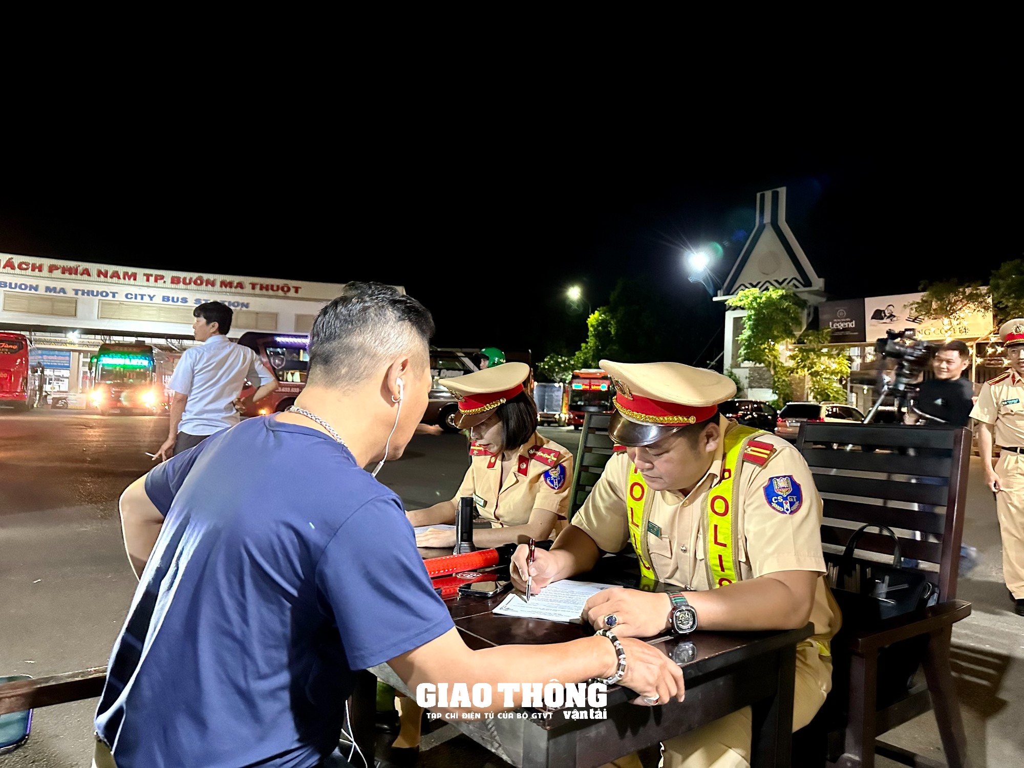 CSGT Đắk Lắk  đo nông đô côn tai xê xe khach trươc khi xuât bên - Ảnh 9.