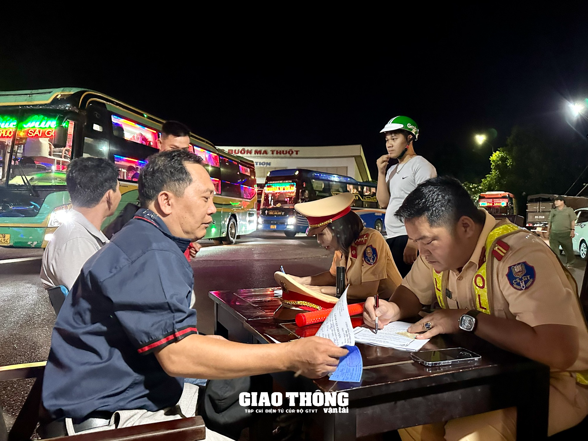 CSGT Đắk Lắk  đo nông đô côn tai xê xe khach trươc khi xuât bên - Ảnh 10.