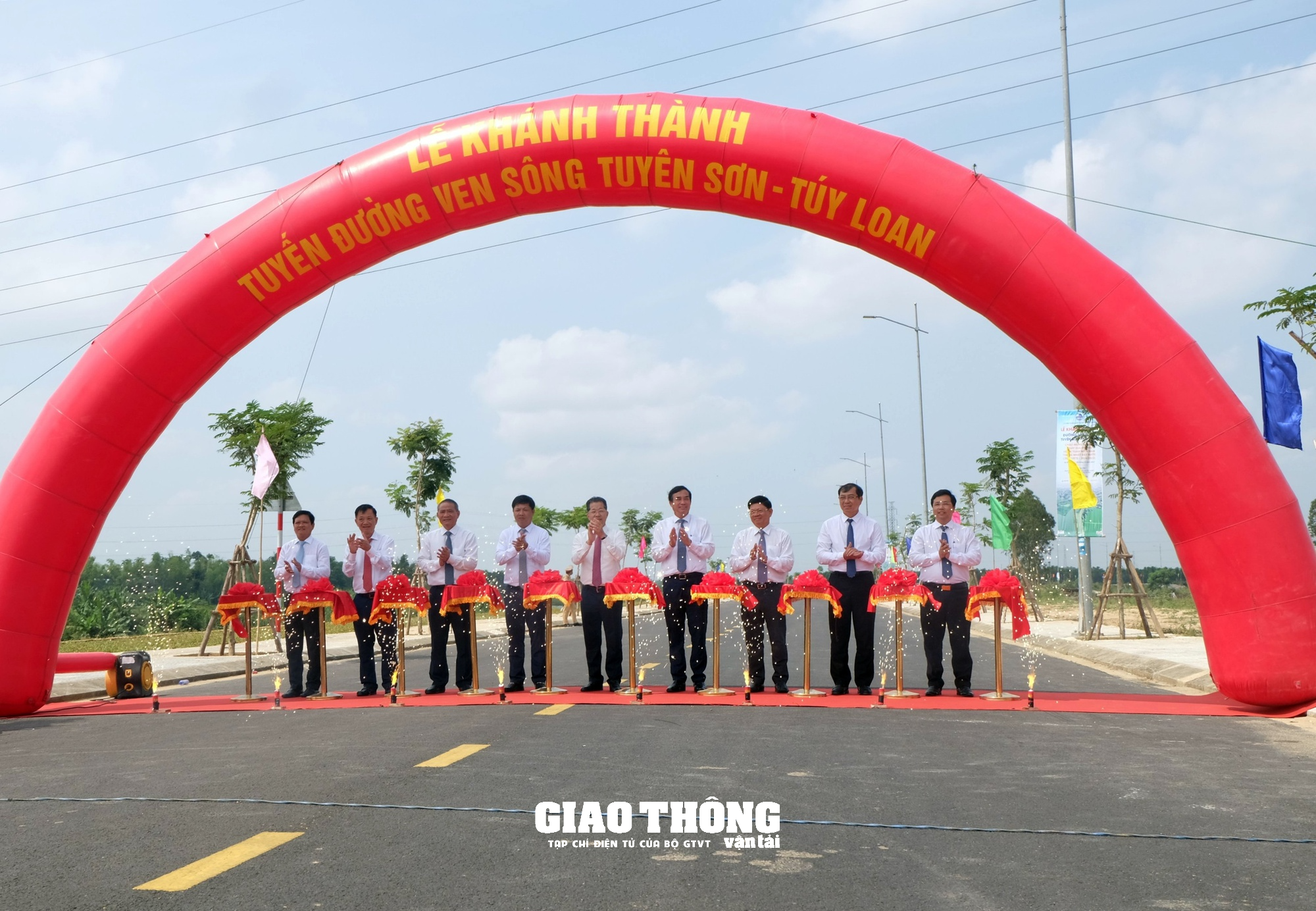 Đà Nẵng khánh thành đường ven sông gần 750 tỷ đồng - Ảnh 2. Đà Nẵng khánh thành đường ven sông gần 750 tỷ đồng - Ảnh 2.