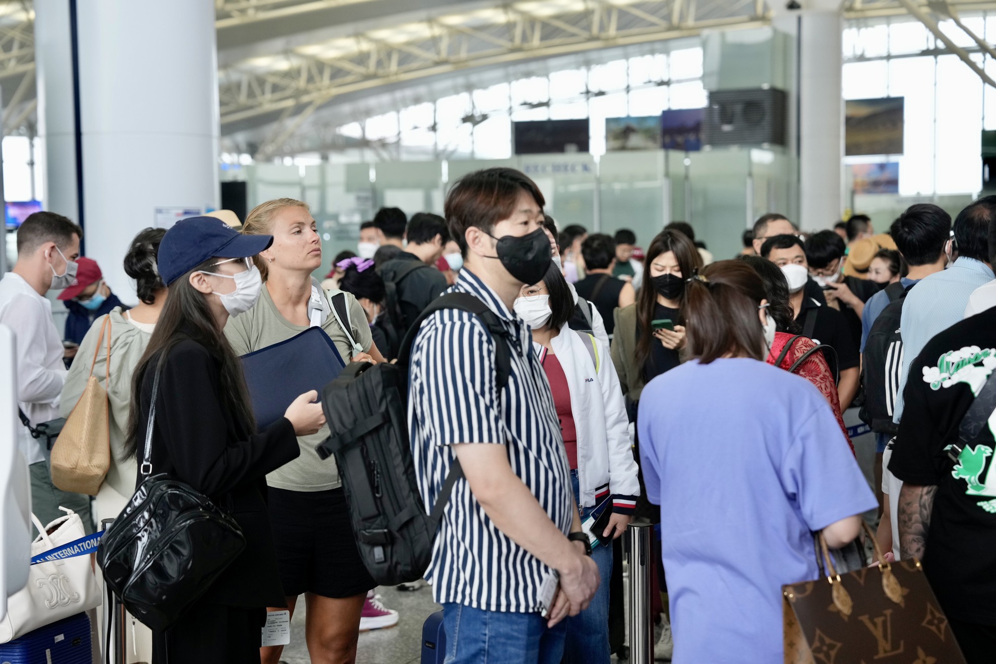 Chùm ảnh: Gần 80.000 khách qua Cảng hàng không Nội Bài ngày trước kỳ nghỉ lễ   - Ảnh 3.